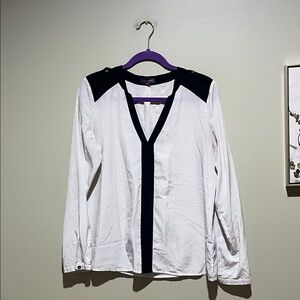 🎄3 for $10 Vince Camuto White and Black Blouse